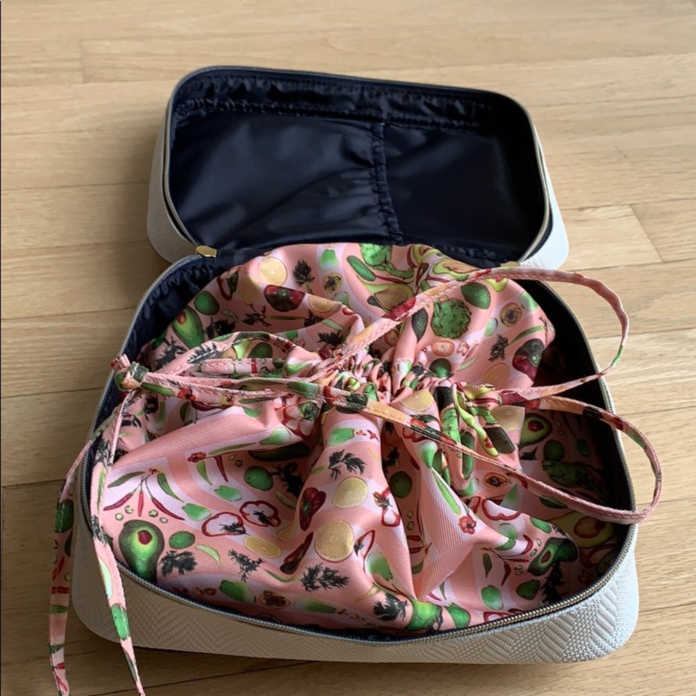 Estee Lauder travel bag